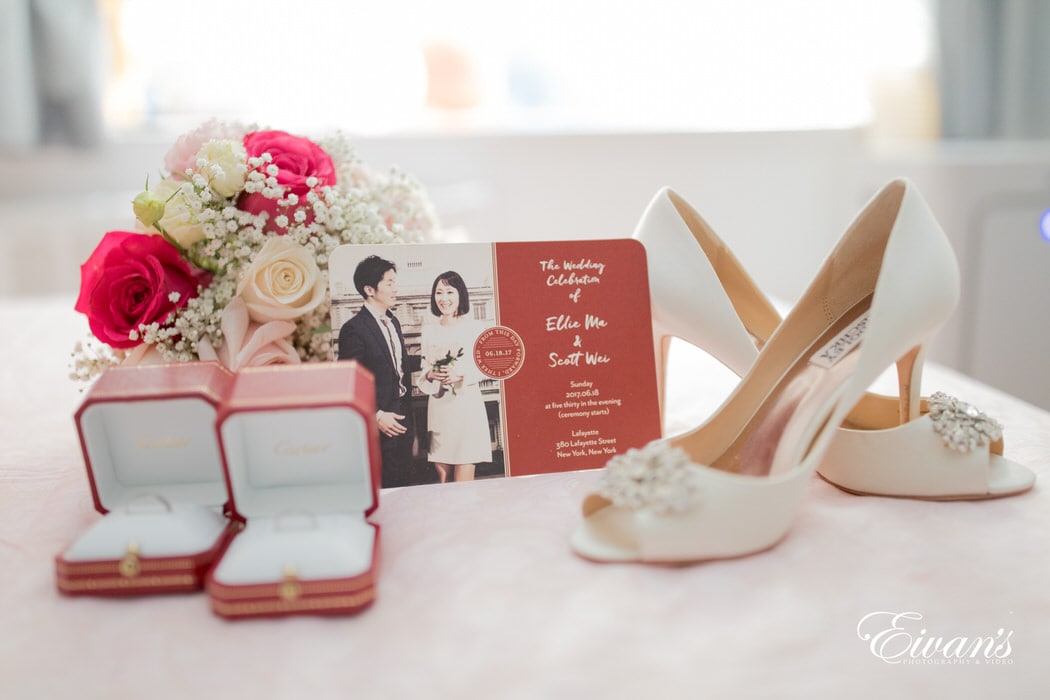 This little arrangement of beautiful pieces shows the little added pieces to the looks of the bride and groom.