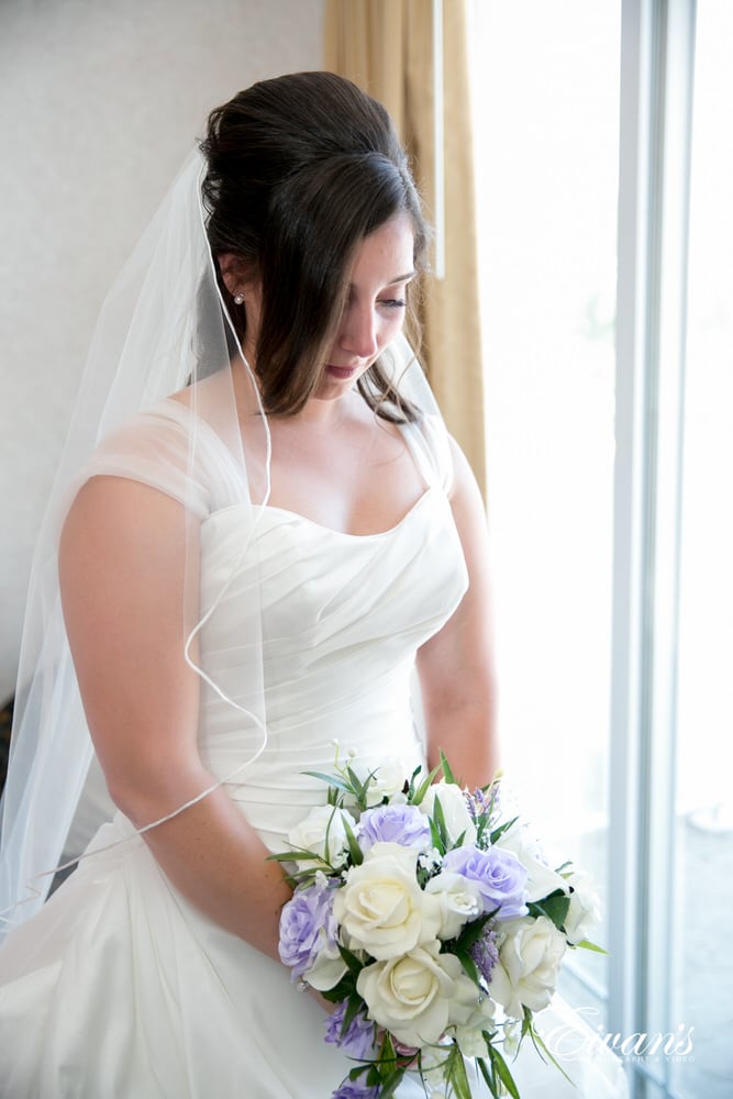 The bride looks absolutely elegant in her perfect wedding day look.