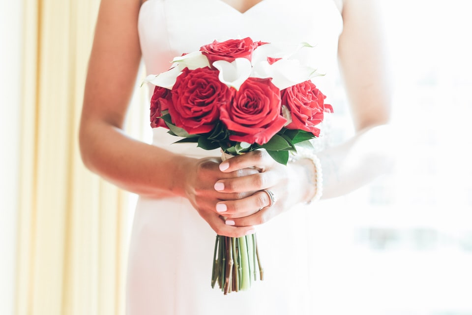 bride holding a red bouquet, washington wedding photographer portfolio