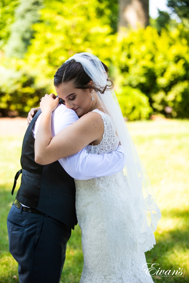 15 Artistic And Unique Wedding Photography Poses