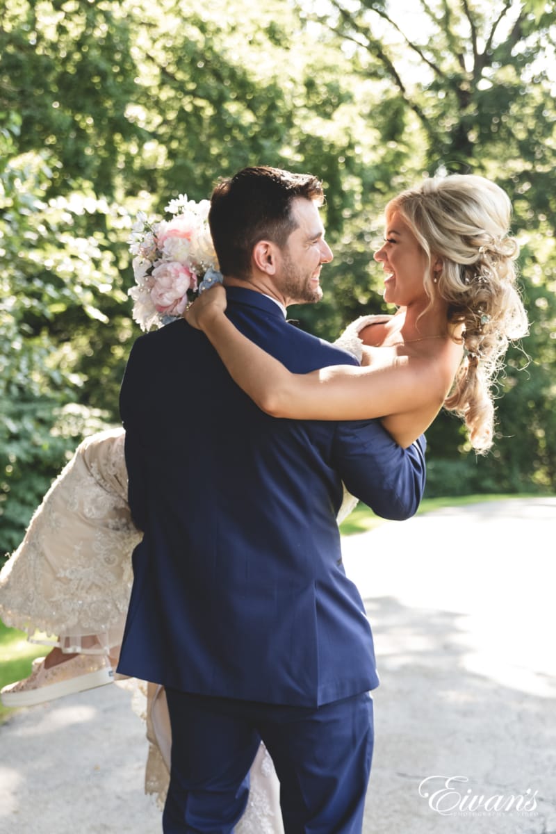 Cute Candid Wedding Poses For Couples That Have To Be Bookmarked!