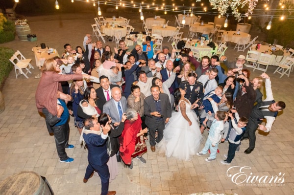 fun-wedding-ideas-silly-poses-with-the-sqaud