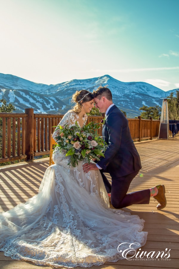 17 Beautiful Wedding Poses for the Bride and Groom