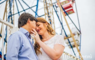 outdoor-wedding-photo-ideas-at-the-amusement-park