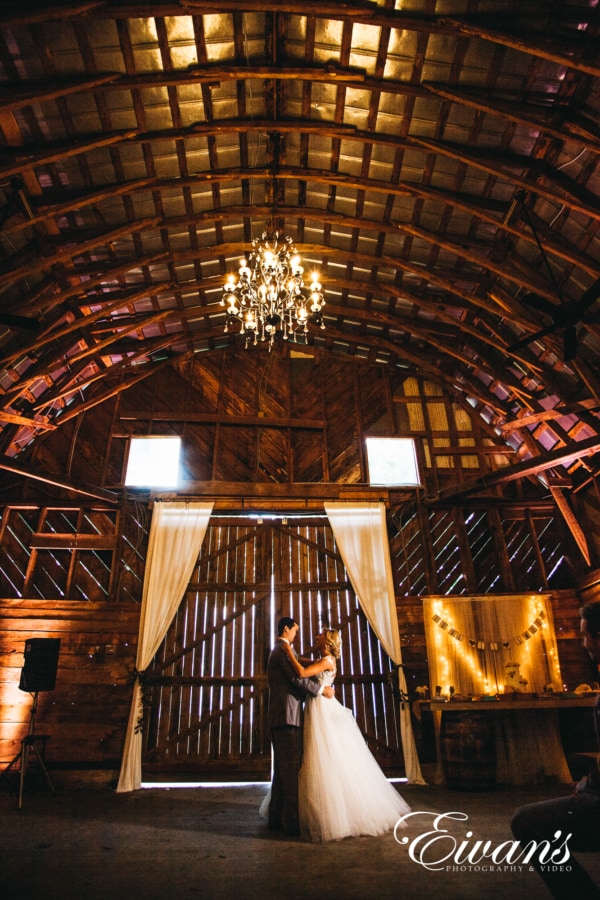 outdoor-wedding-photo-ideas-in-a-barn