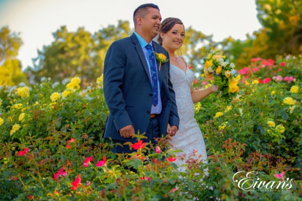 outdoor-wedding-photo-ideas-in-a-flower-garden