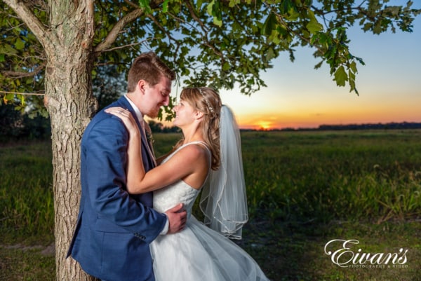 outdoor-wedding-photo-ideas-posing-ahead-of-a-huge-tree-trunk