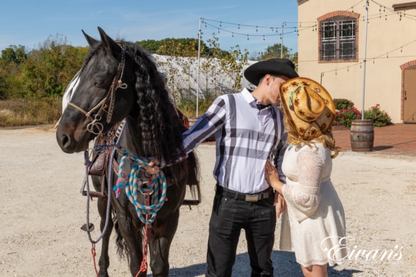 outdoor-wedding-photo-ideas-standing-with-horses