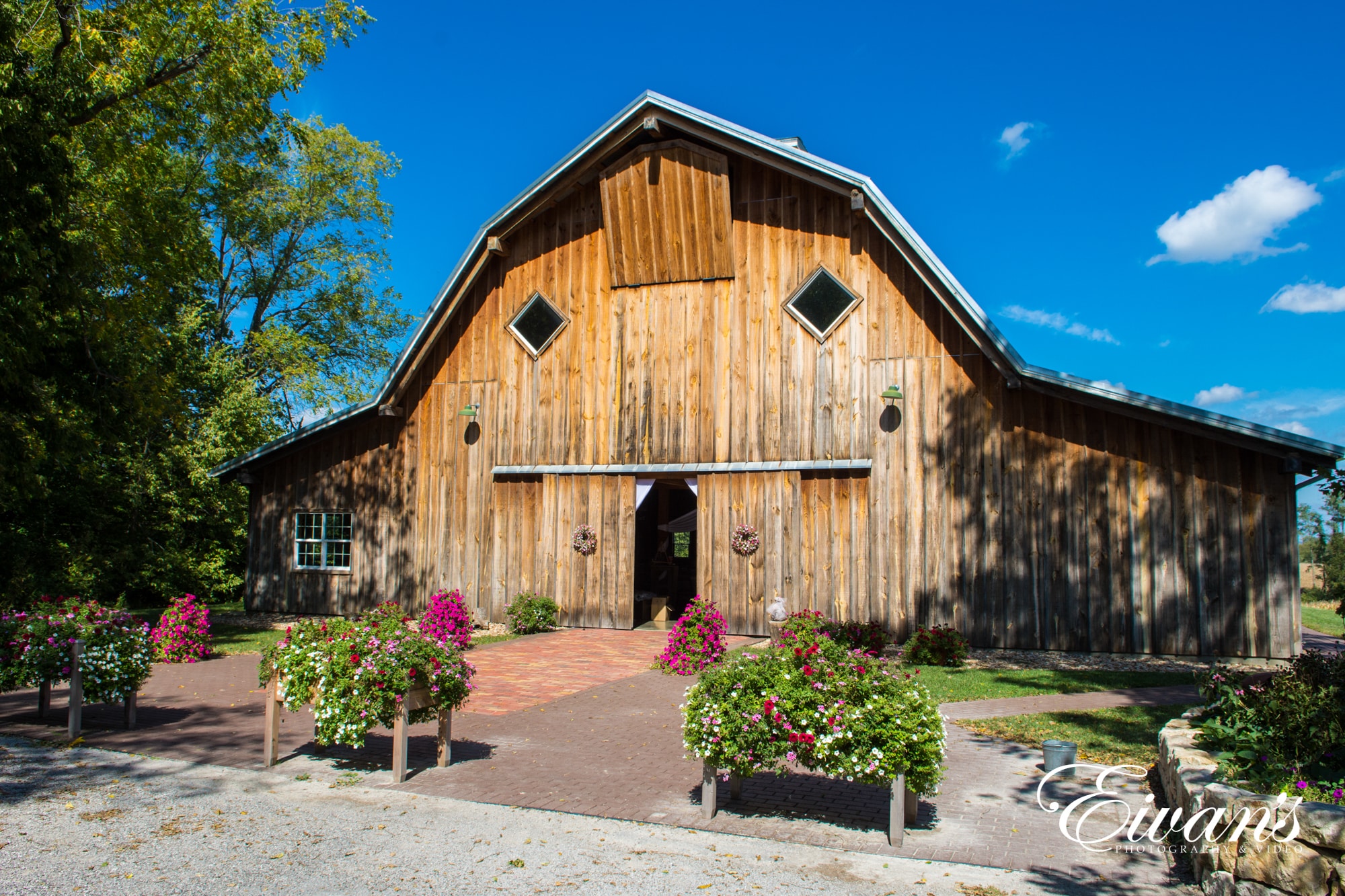 barn-wedding-photos image of the outside of the barn