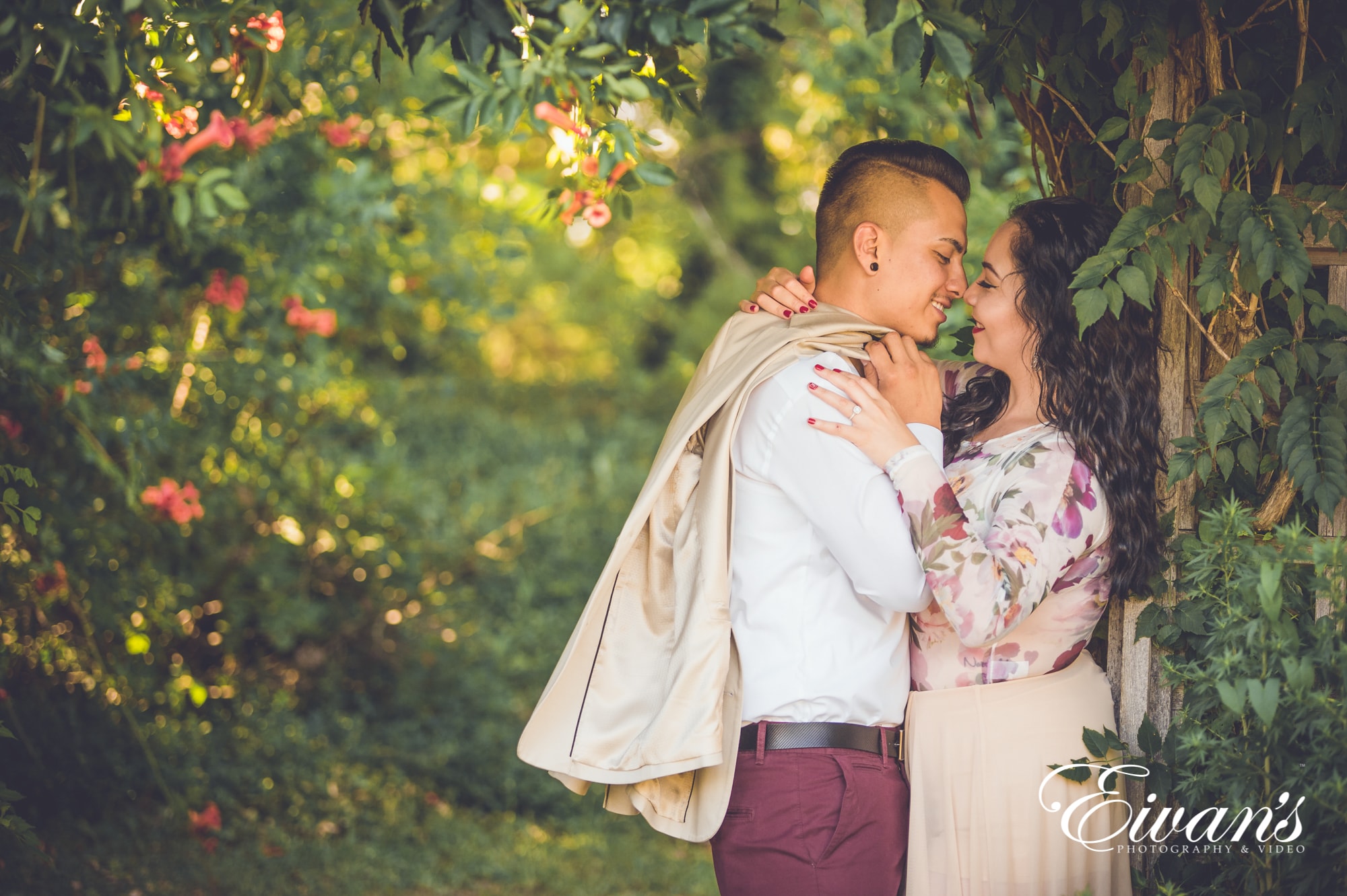 how-to-pose-for-engagement-photos how-to-pose-for-engagement-photos