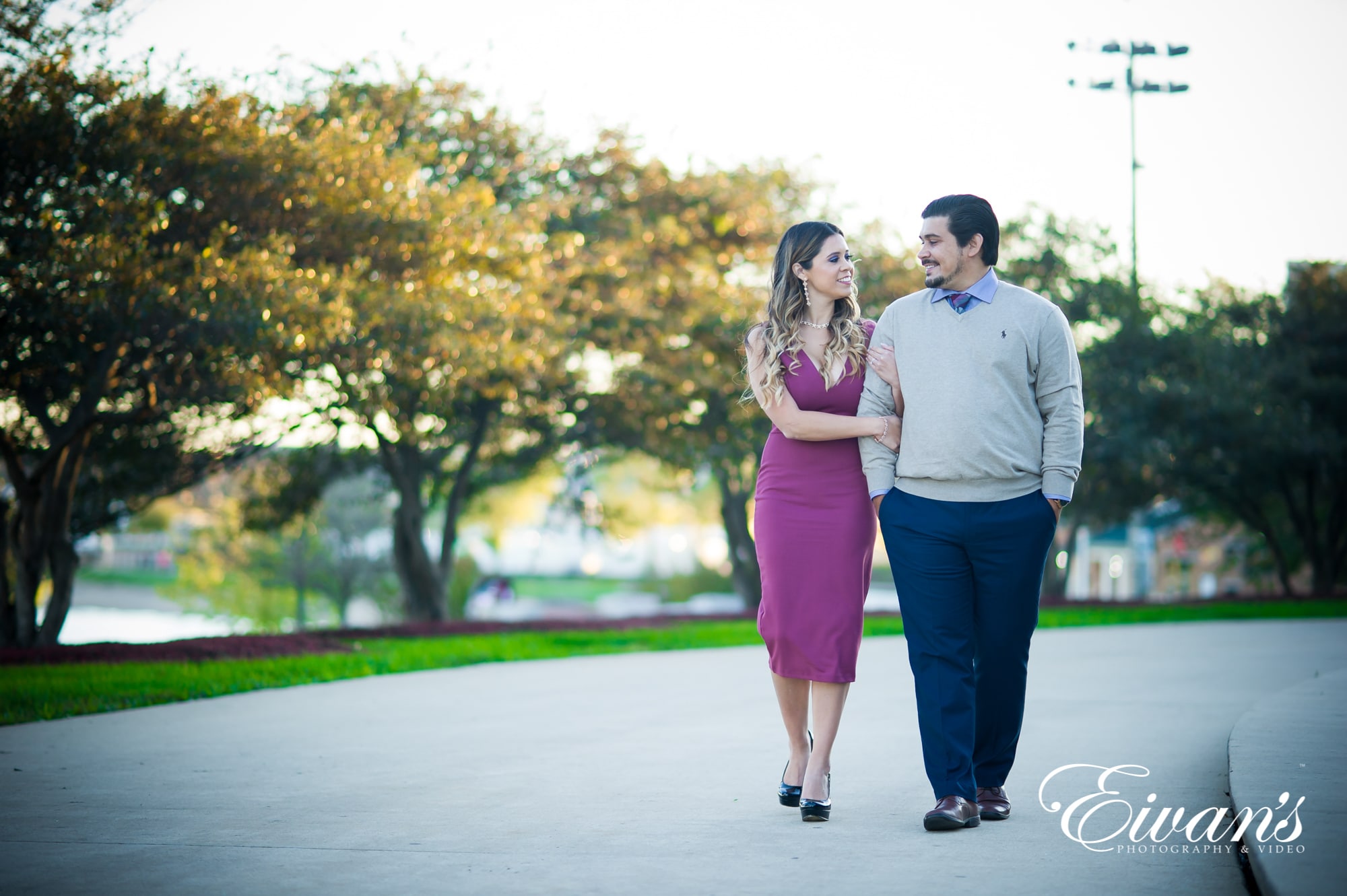 how-to-pose-for-engagement-photos