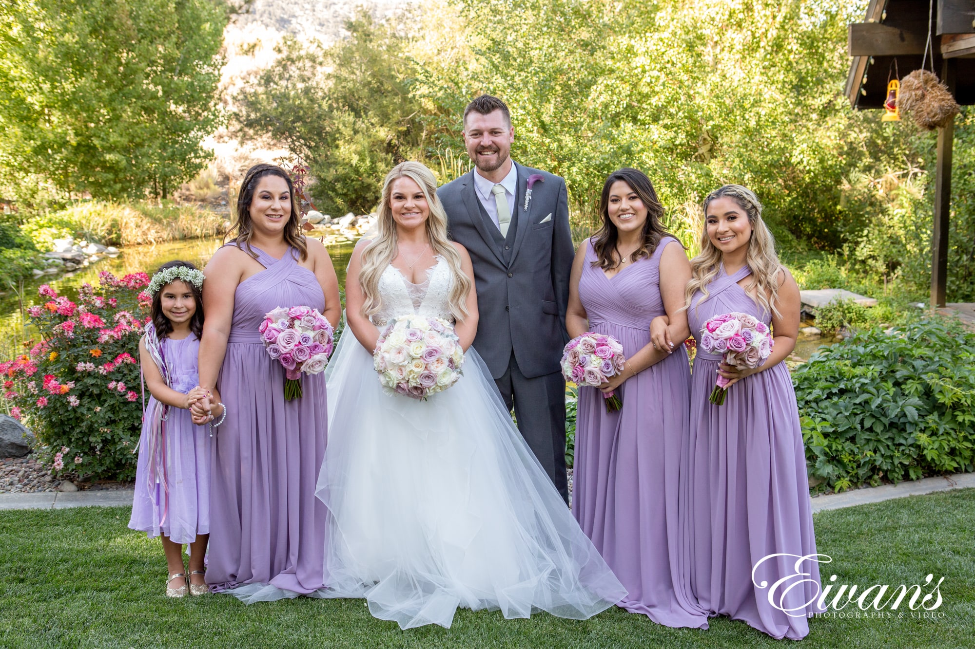 spring-wedding-colors image of a bride, groom, and bridesmaids