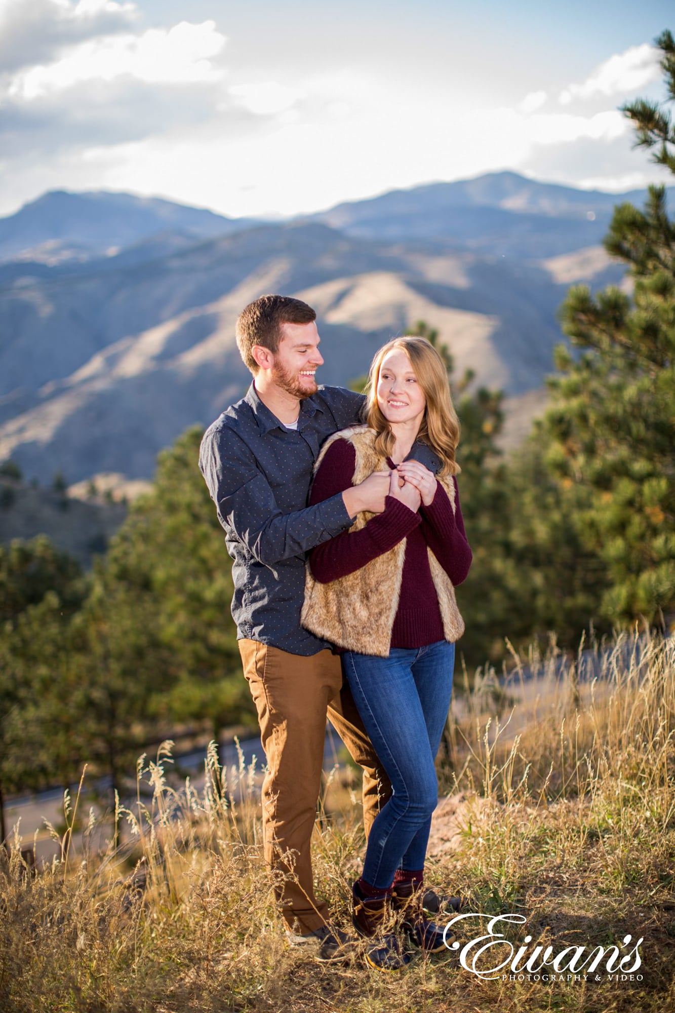 what-to-wear-for-your-engagement-photos-outdoors-consider-the-setting couple posed in front of rocky mountains in the fall