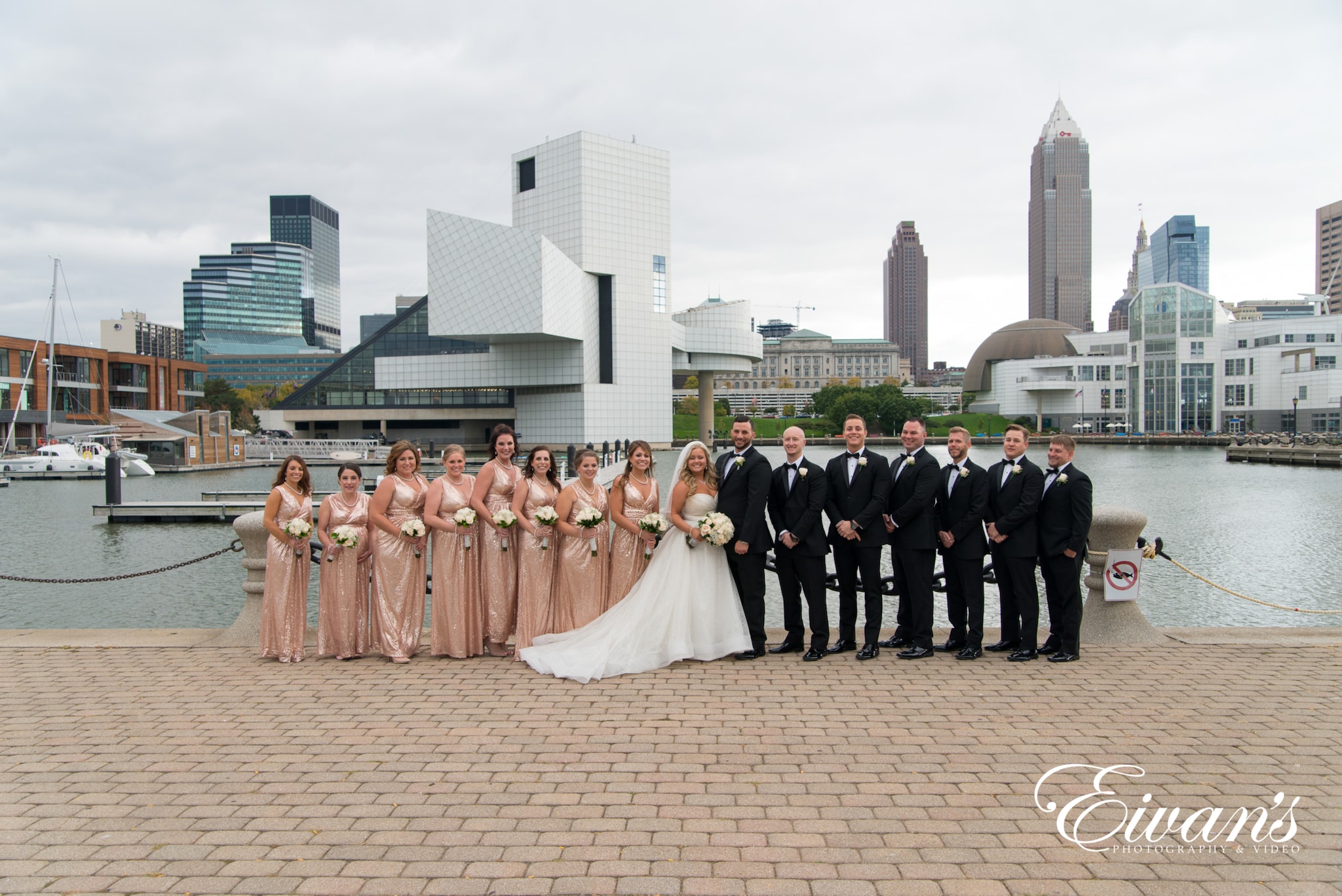 summer-wedding-photos image of a wedding party lined up in the city