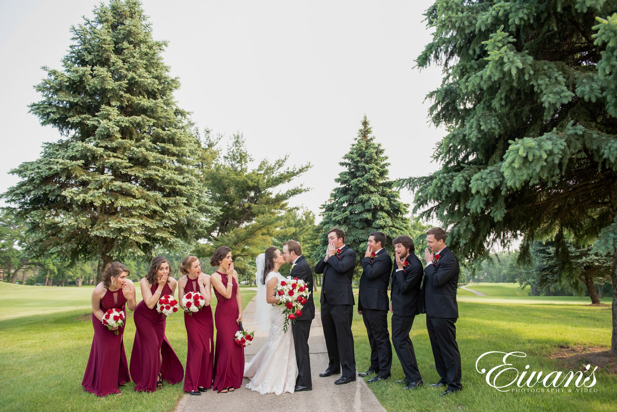 summer-wedding-colors wedding party is taking silly pictures