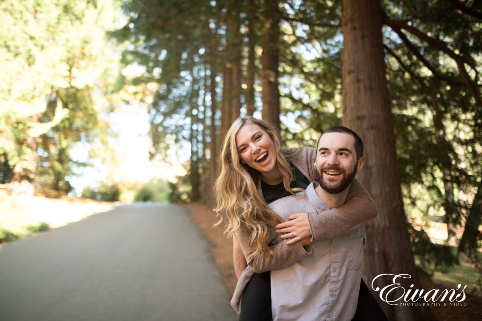 cute-engagement-photos Image of an engaged couple in the woods