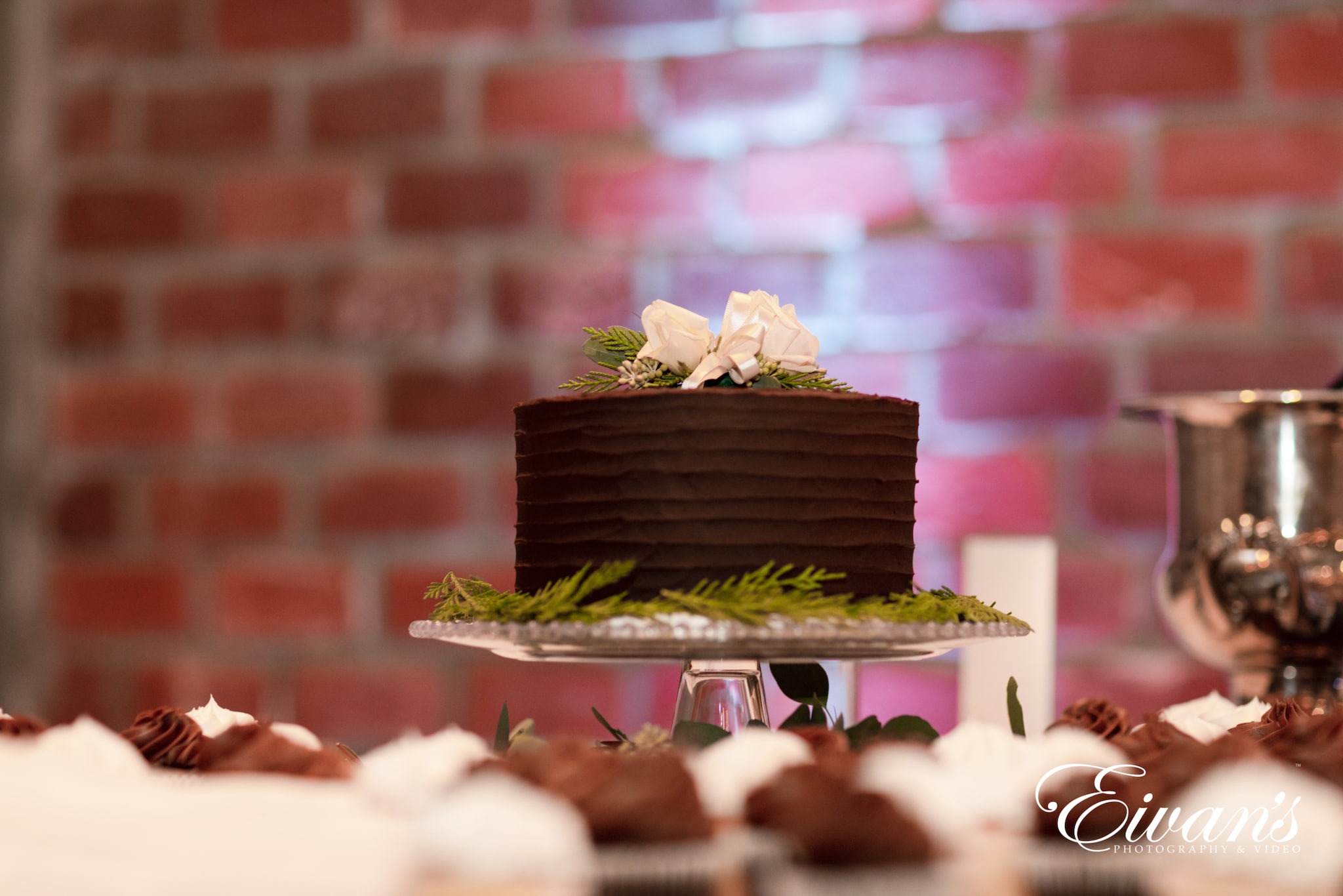 wedding-cake-trends-2020 image of a chocolate cake with deckled edges
