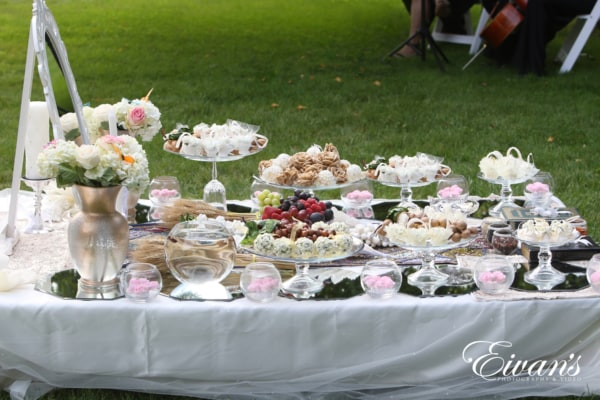 wedding-trends-2020 image of a wedding dessert table