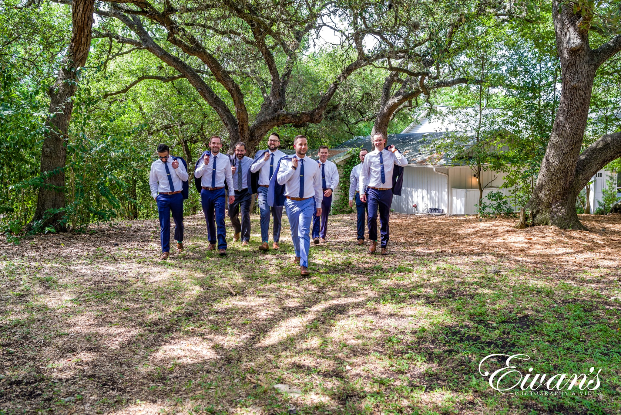 country-chic-wedding groom and his groomsmen