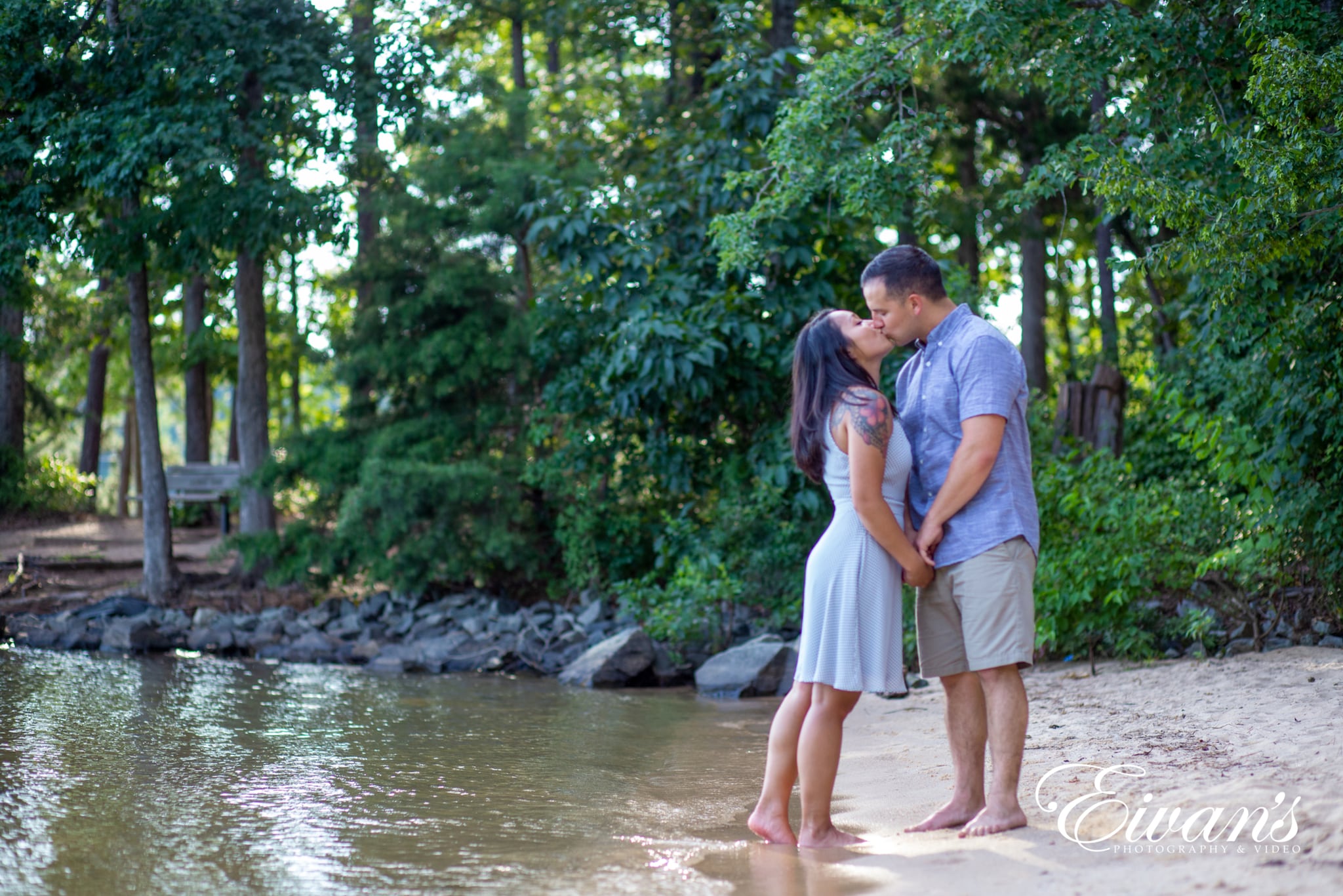 what-to-wear-for-summer-engagement-photos image of engaged couple kissing on the beach