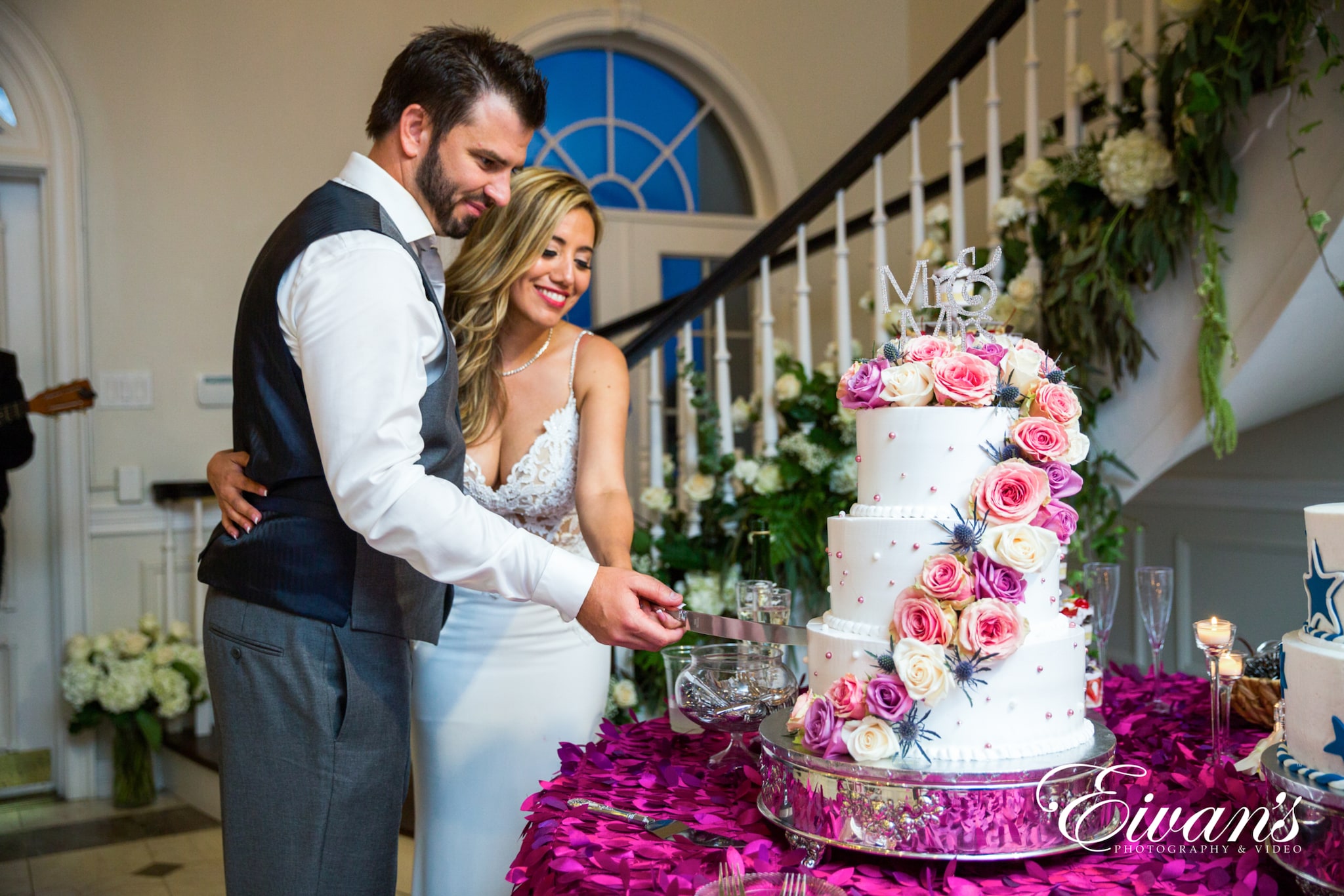 wedding-reception-decoration-ideas image of a bride and groom cutting the wedding cake