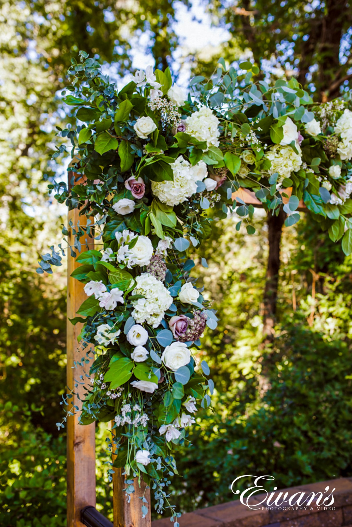 how-to-have-a-minimalist-wedding image of flowers