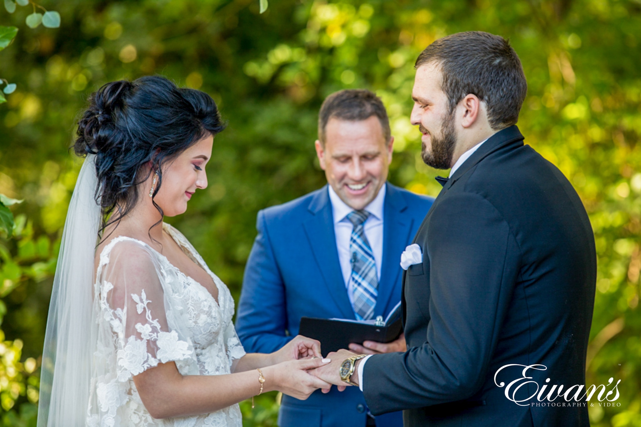 how-to-have-a-minimalist-wedding image of a bride and groom getting married