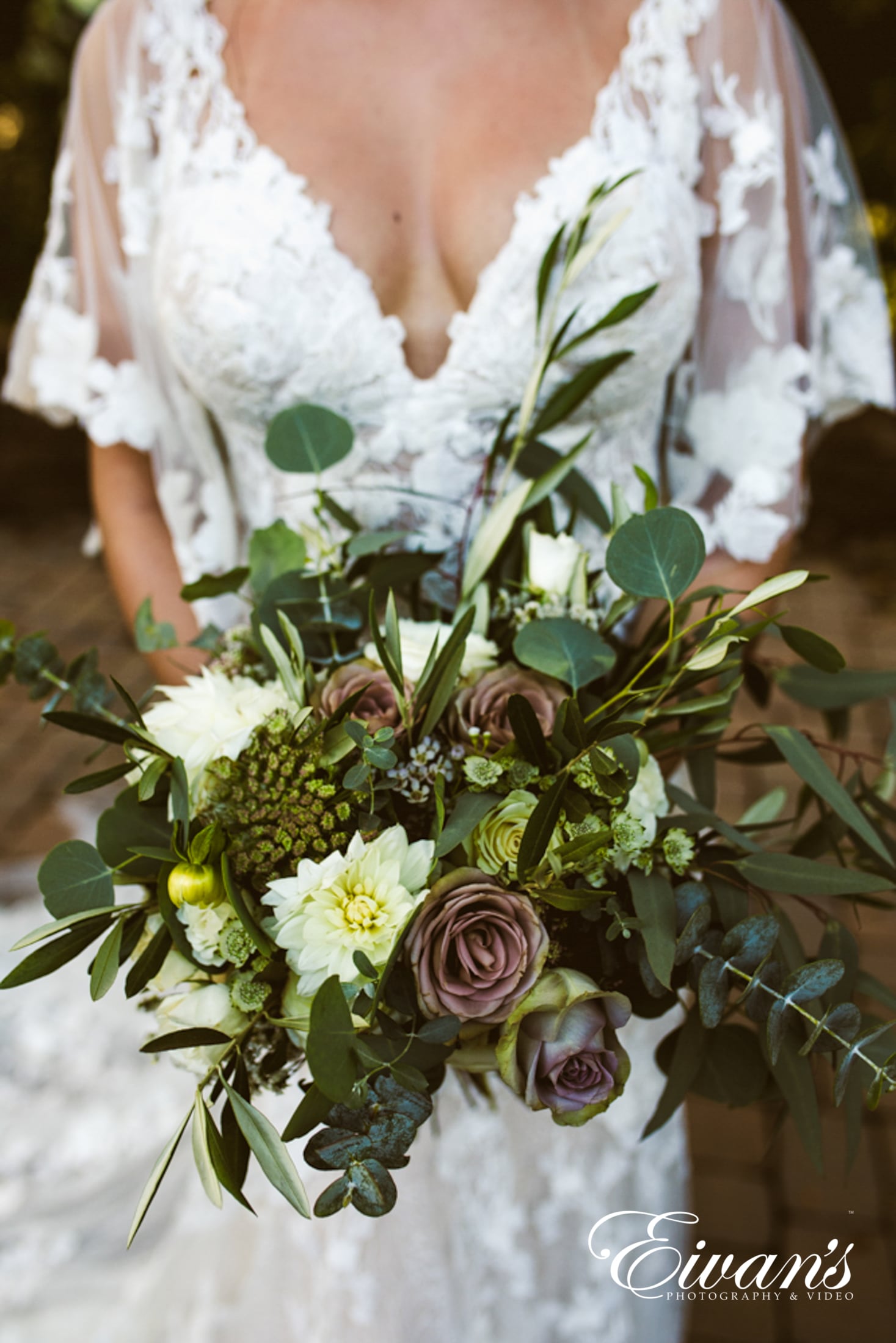 how-to-have-a-minimalist-wedding image of a bridal bouquet
