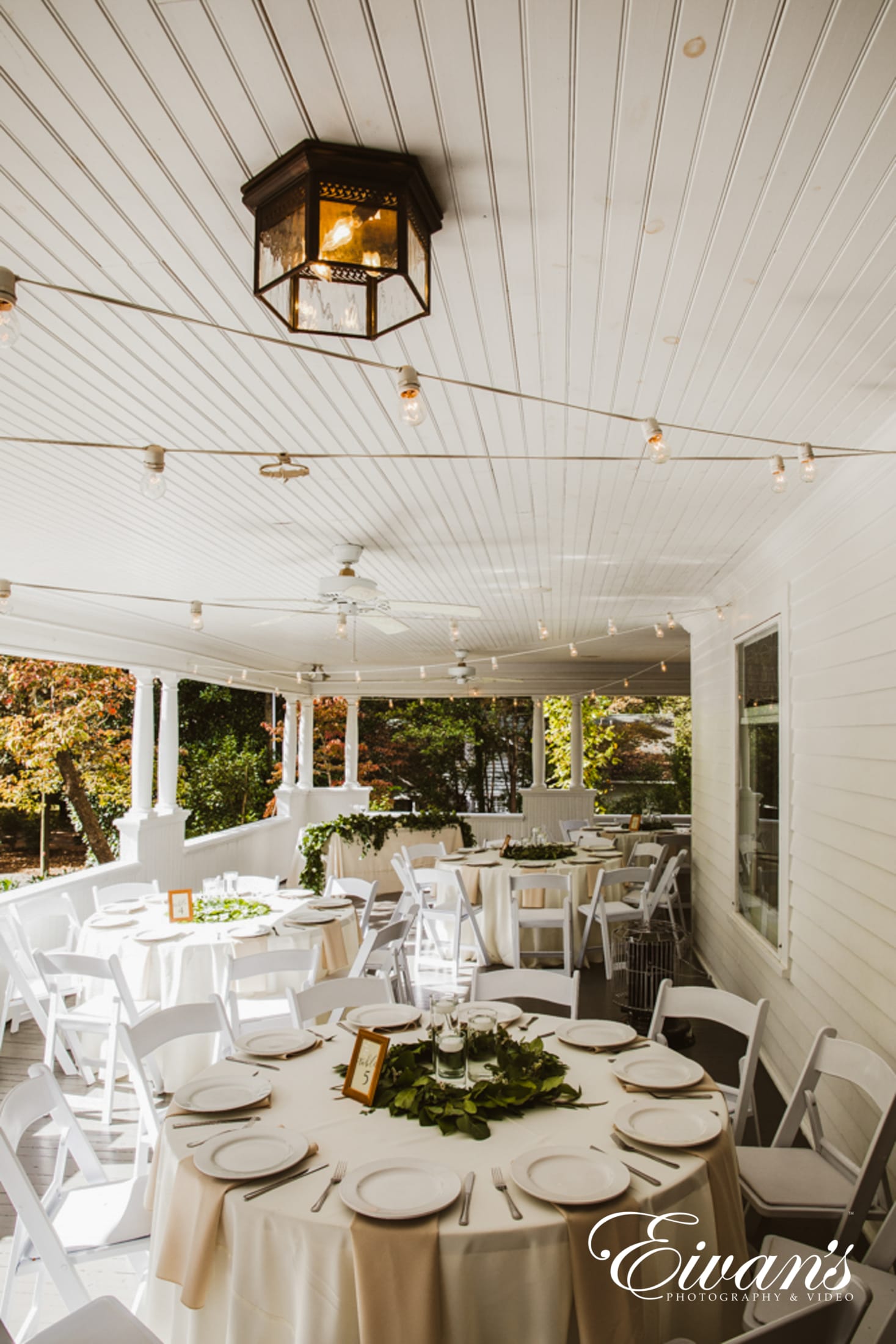 how-to-have-a-minimalist-wedding image of wedding tables