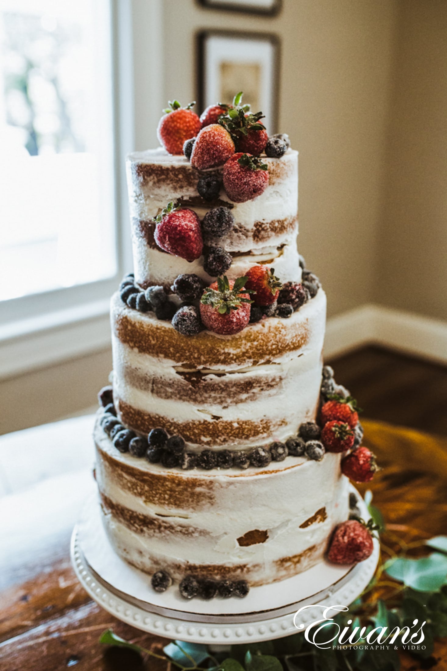 how-to-have-a-minimalist-wedding image of a wedding cake
