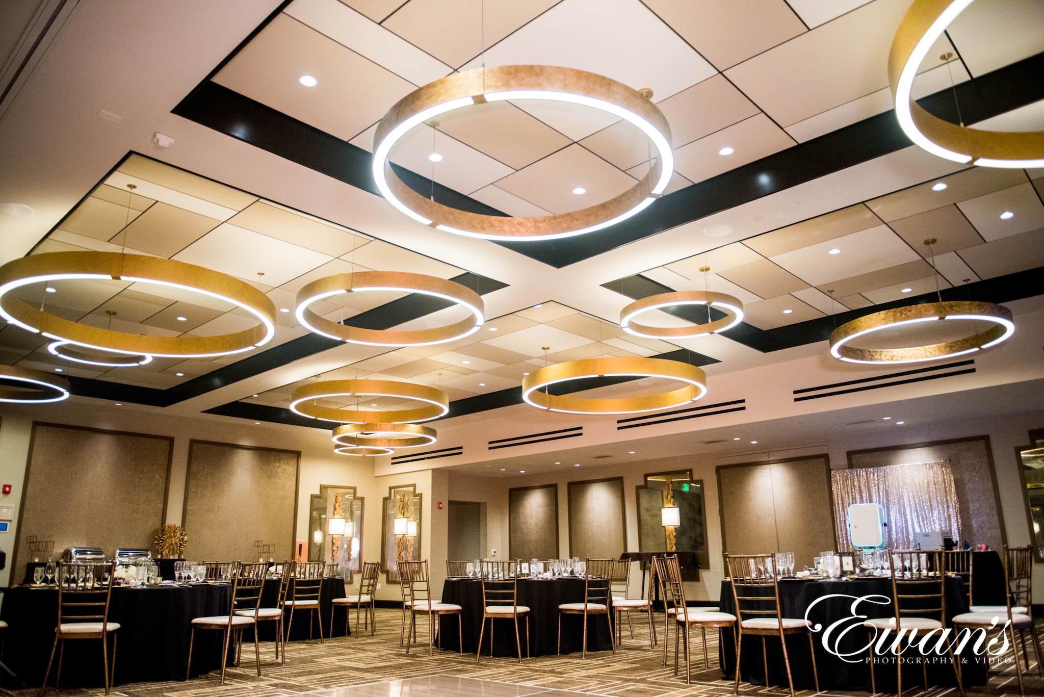 hotel-weddings ants-eye image of a wedding reception