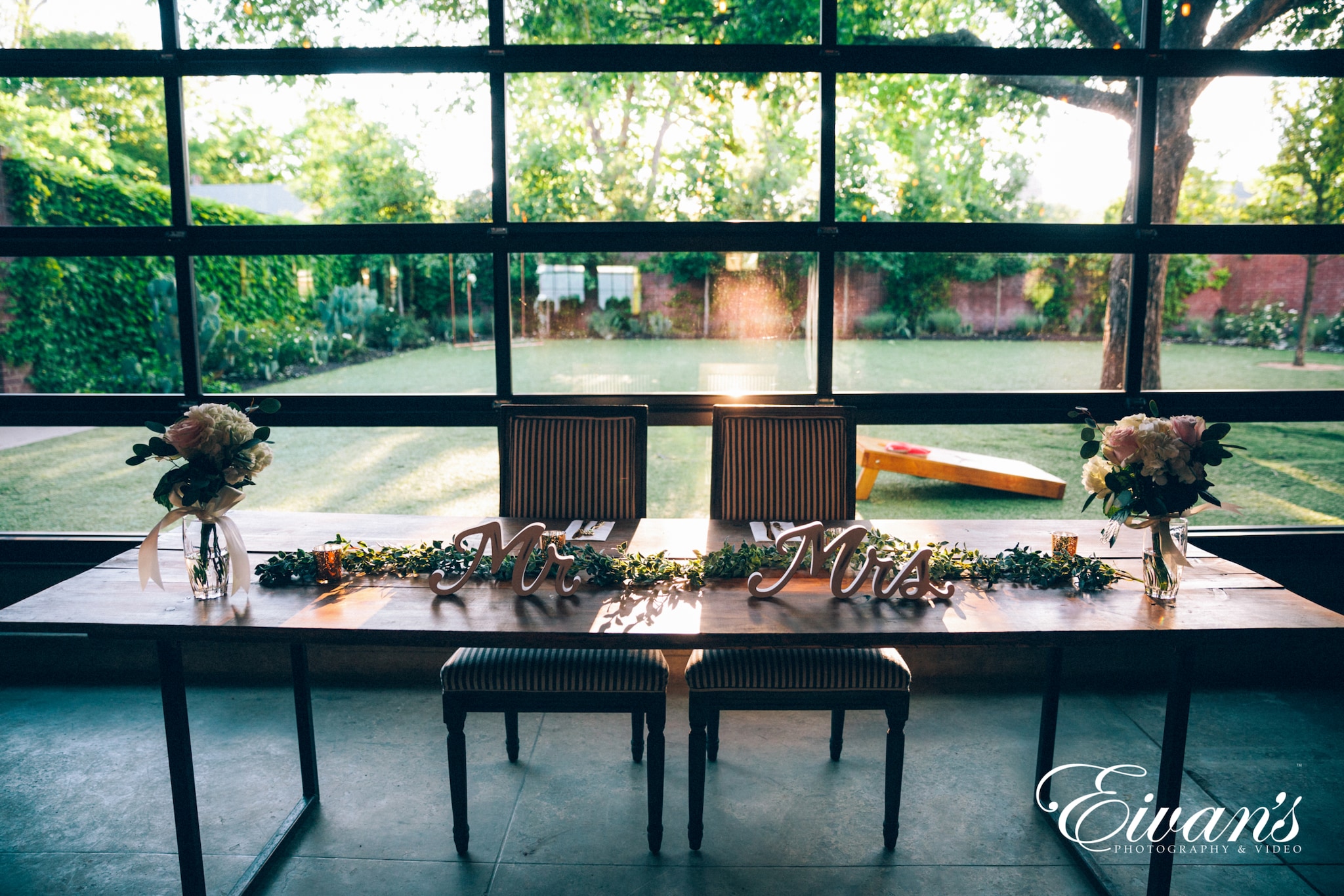 wedding-reception-decoration-ideas image of the bride and groom table
