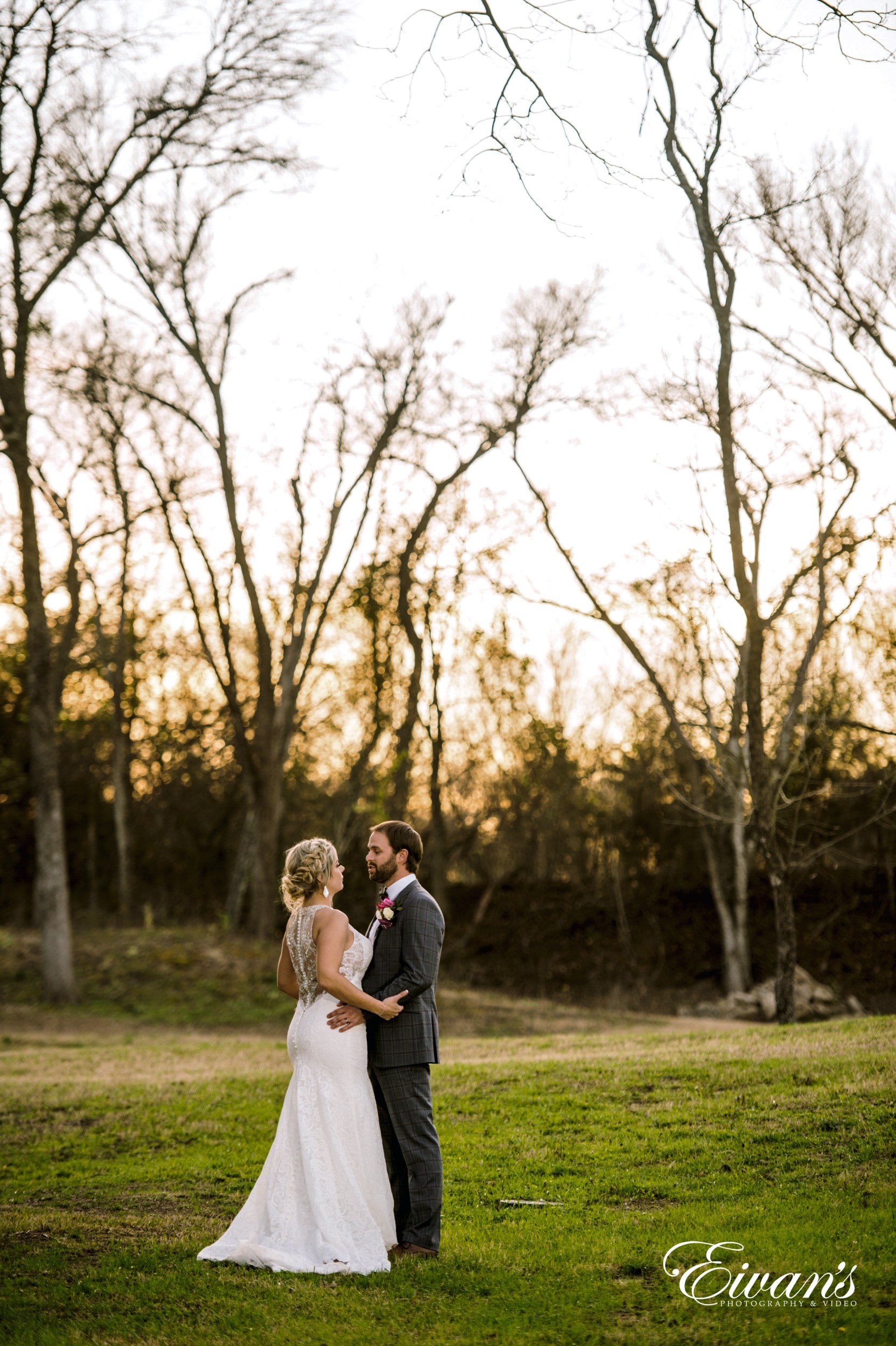 fall-wedding-photo-ideas-6 man and woman kissing on green grass field during daytime
