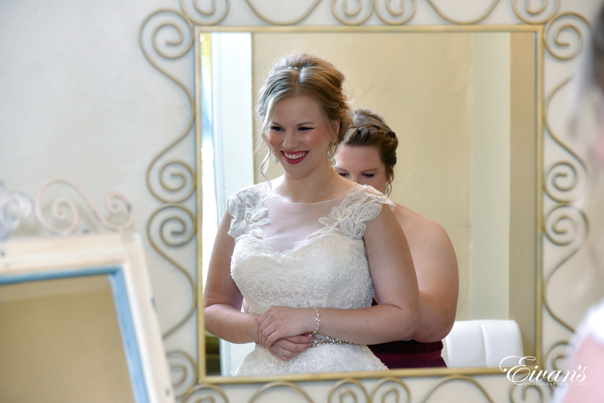 Makeup Wedding smiling bride with red lipstick
