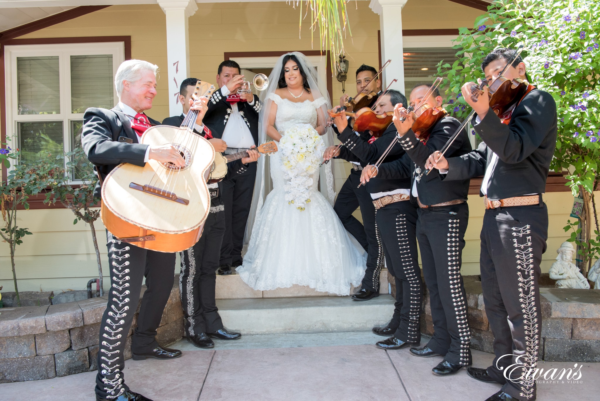 19 Main Mexican Wedding Traditions [Explained With Images]