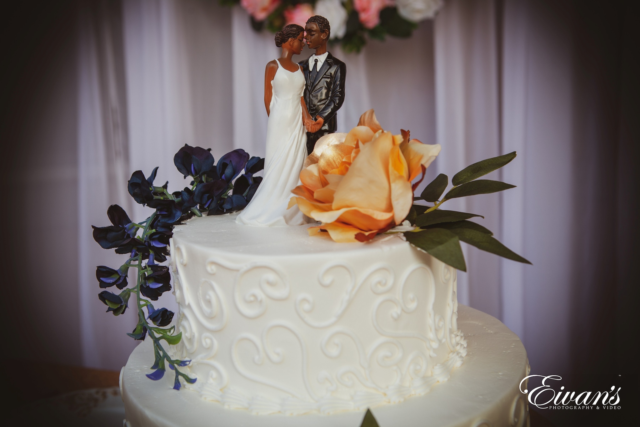 white and yellow rose on white cake