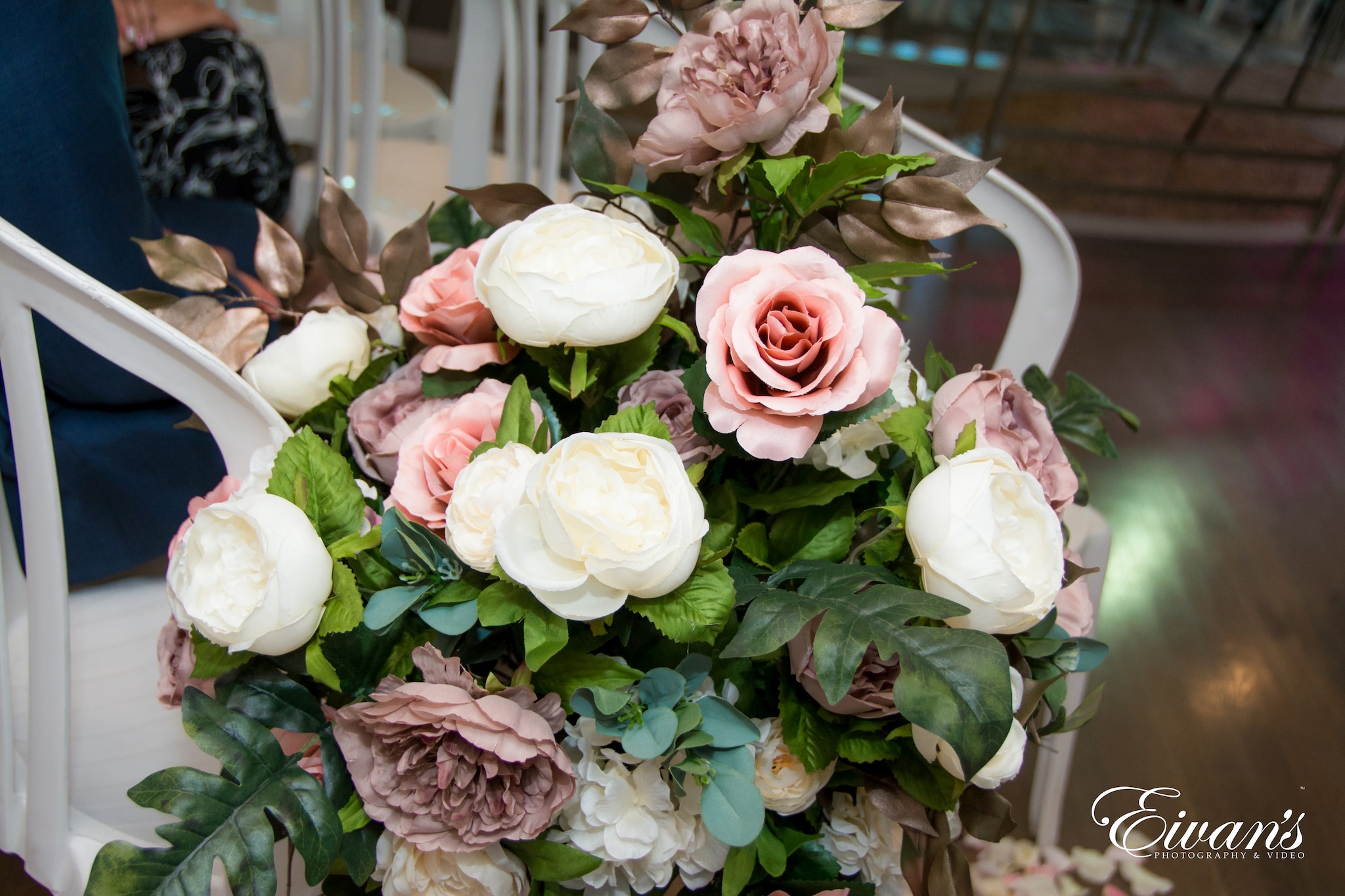 pink and white roses bouquet