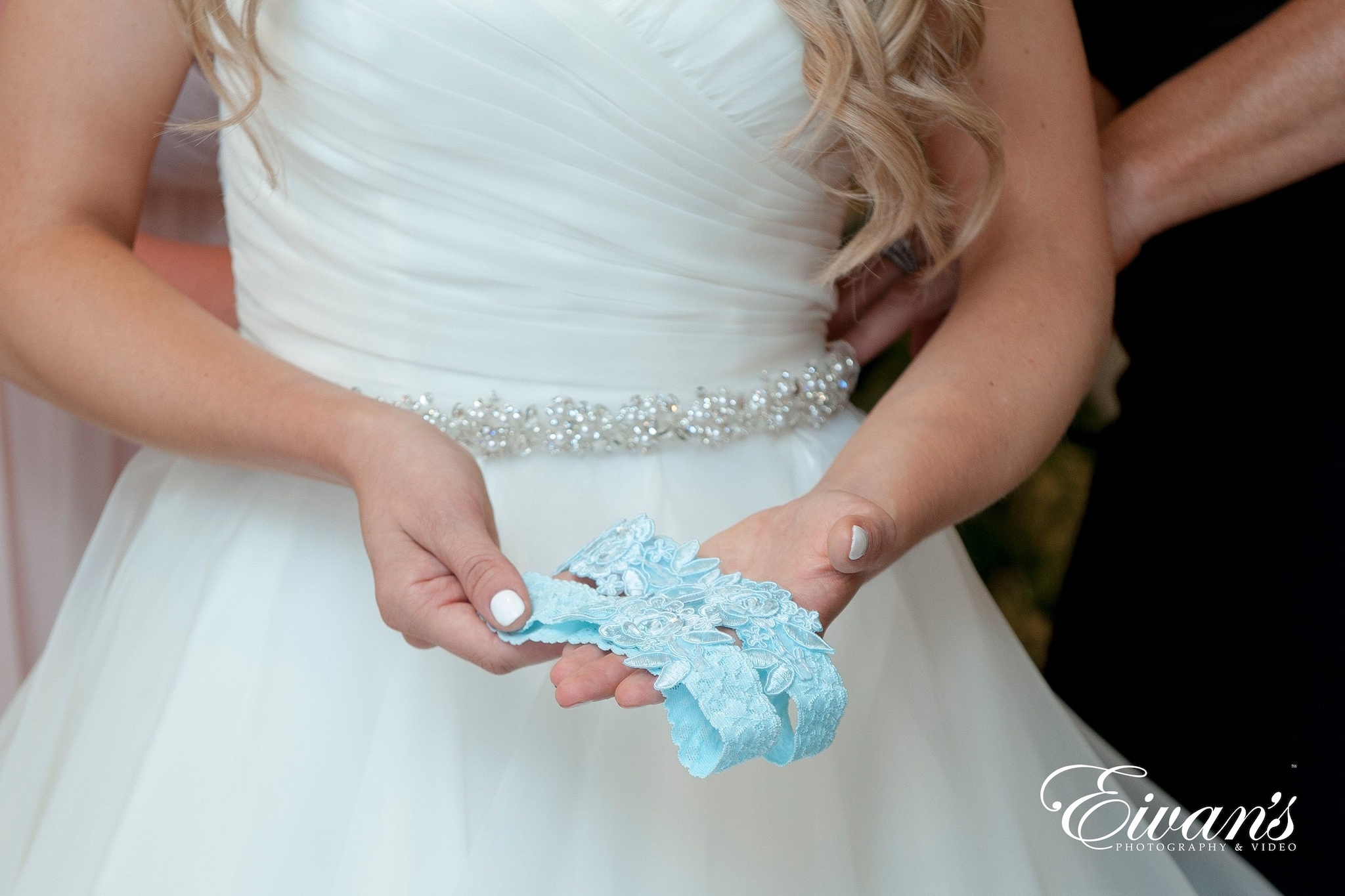 7 Ways to Alternate the Garter Toss Tradition