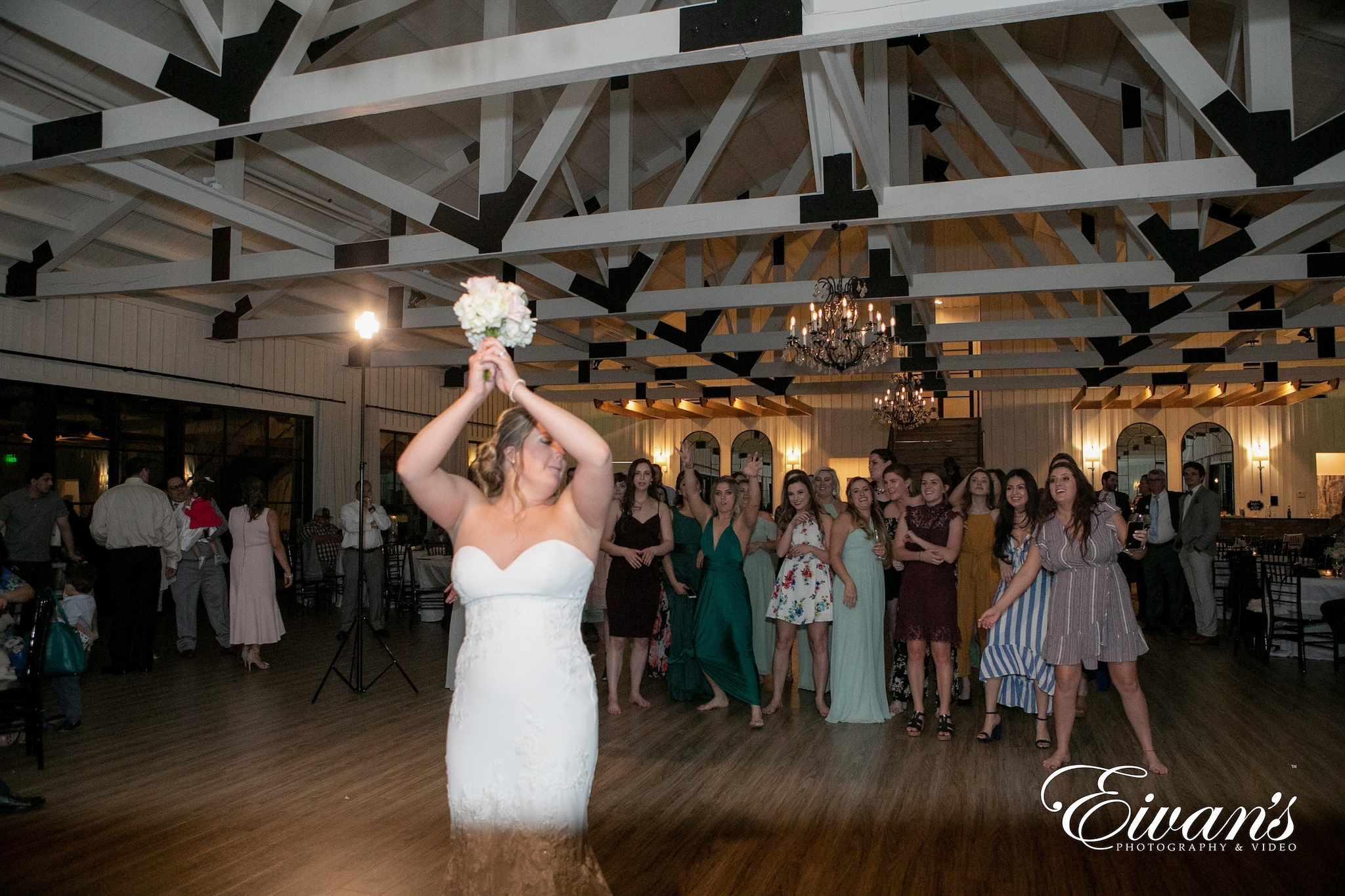 100 Bouquet Toss Songs for Your Wedding Reception