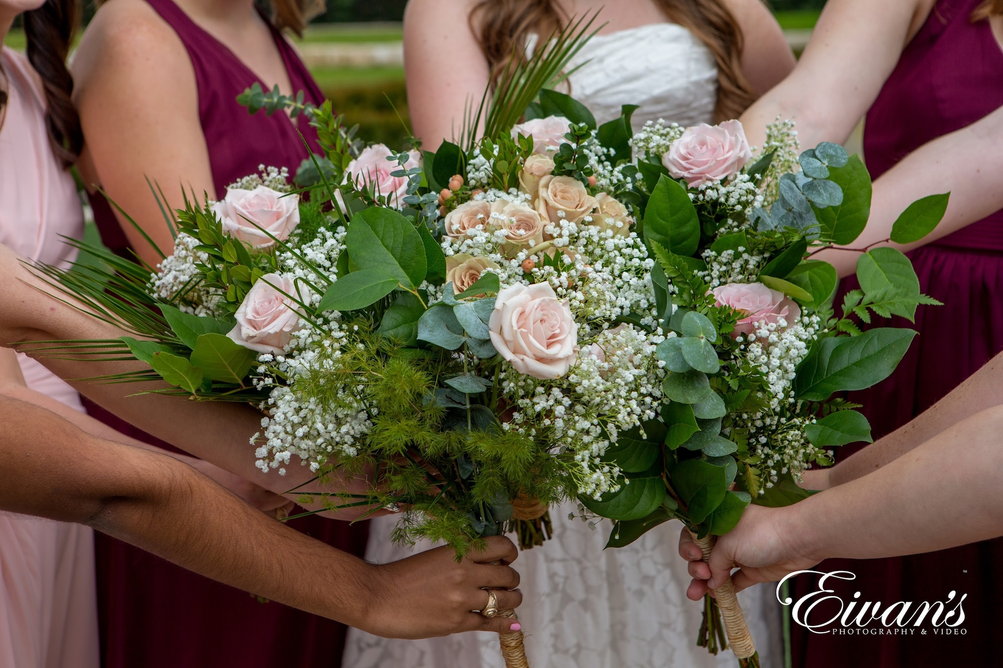 Is the Garter and Bouquet Toss Going Out of Style? Are There Any  Alternatives?