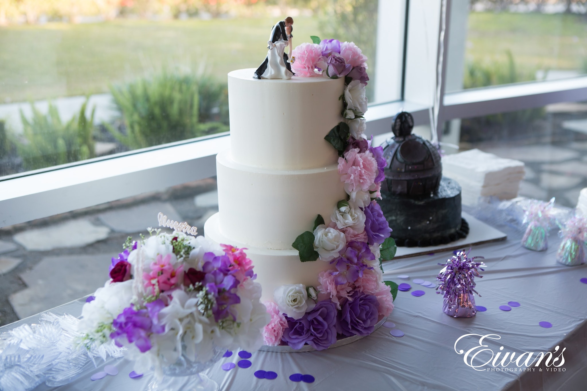 Take a look at our charming Indian couple cutting the cake. | Photo 248753